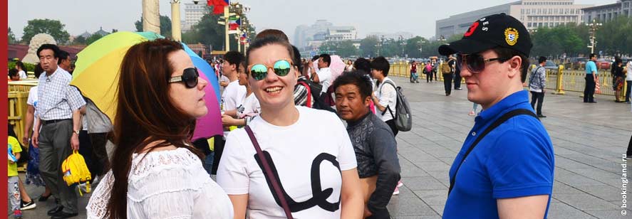 Туристы на площади Тяньаньмэнь перед входом
