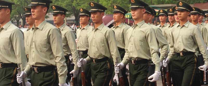 Китайские солдаты идут строем