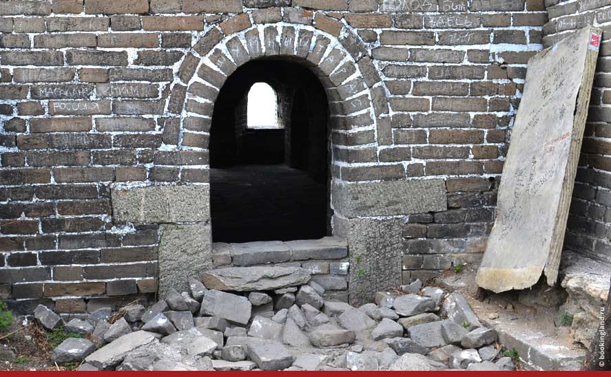 Сторожевая башня и выход в не отреставрированную часть стены.