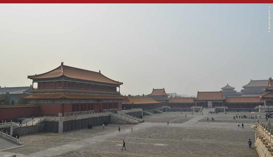 Вид на площадь императорского дворца утром