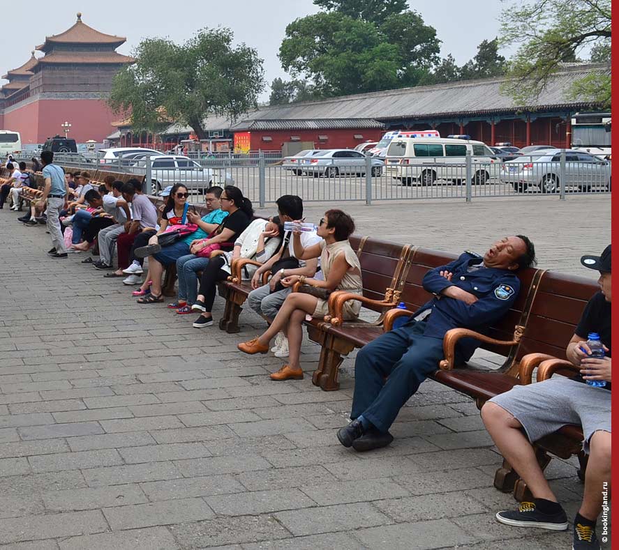 Отдыхающие у входа в старый город