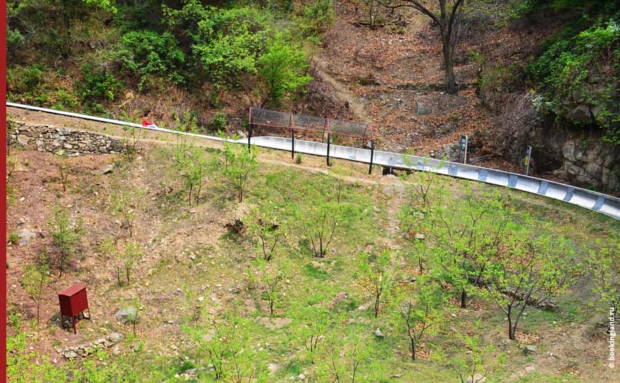 Спуск по металлическому желобу с Великой Китайской стены. Панорама