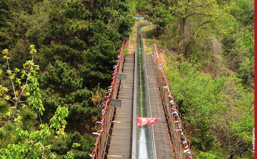 Трасса на спуск с Великой Китайской стены. Общий вид.