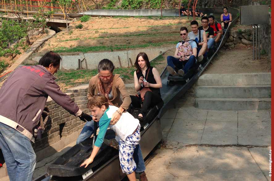 Станция высадки. Туристы ждут своей очереди сидя на тележках