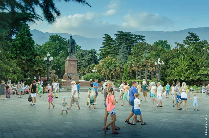 Памятник Ленину в Ялте