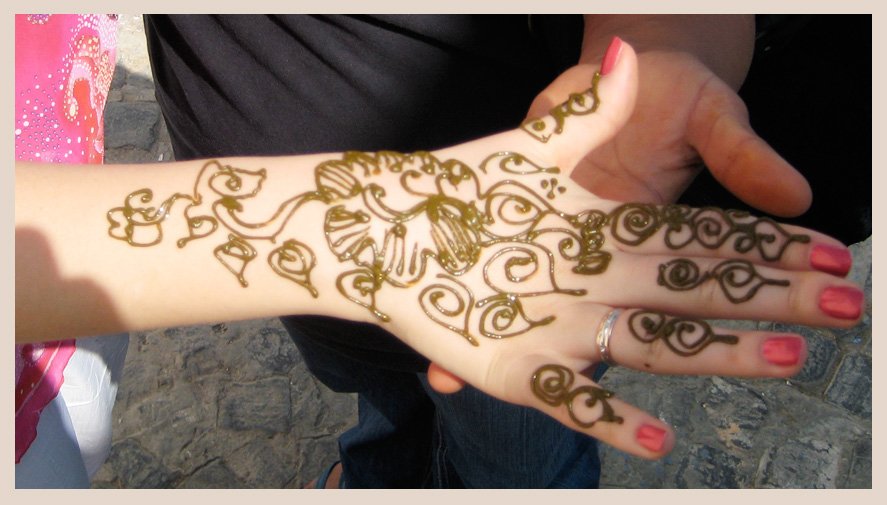 Рисунок хной на руке