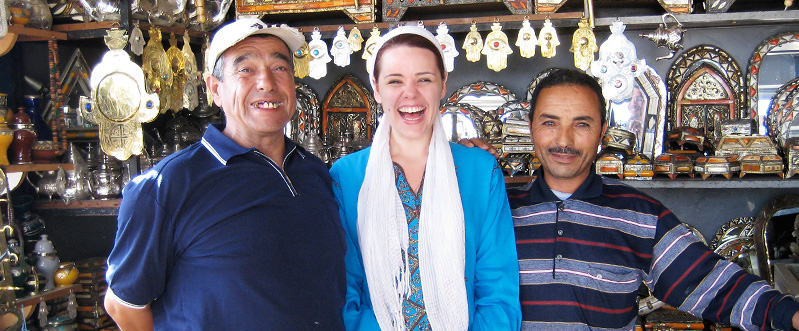 Фото на память с продавцами на фоне их лавки